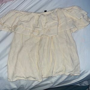 Ruffle of the shoulder top